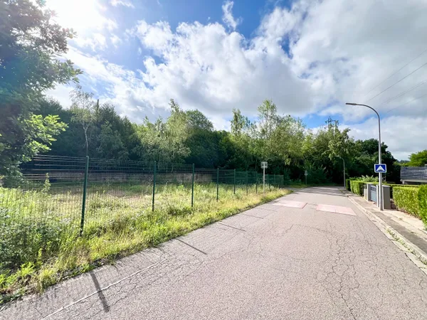 INVESTISSEMENT ENSEMBLE IMMOBILIER DE 1,14 HECTARE AVEC 52 ARES CONSTRUCTIBLES ET HALL D'ACTIVITÉS D