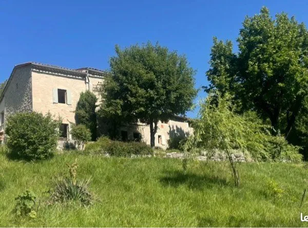 Maison en pierre en campagne