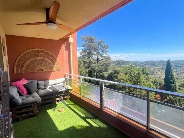 Grand studio climatisé avec coin nuit terrasse cave et parking