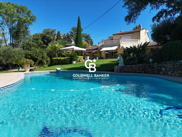Valescure propriété de 350m2 sur un terrain de 4196m2