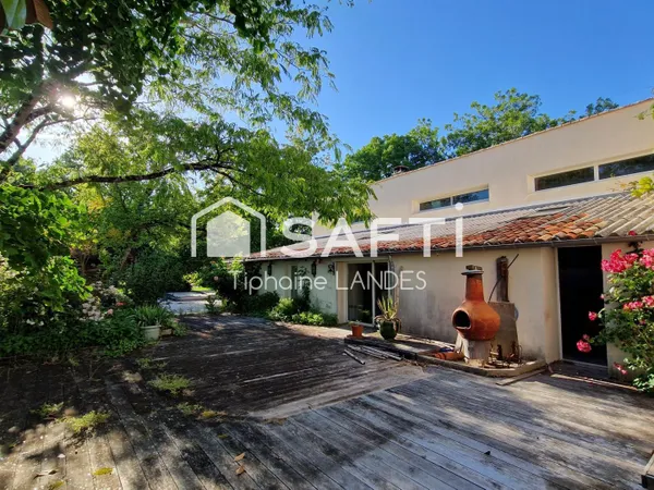Maison spacieuse avec 3 chambres et jardin arboré.