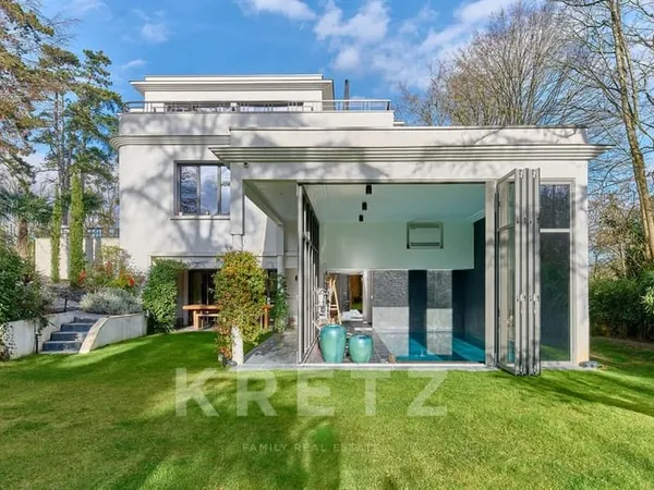 Villa contemporaine avec piscine au coeur d'un domaine privé