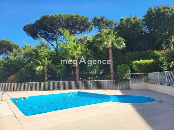 CAVALAIRE-SUR-MER - T2 RÉNOVÉ 42 M² - TERRASSE - PISCINE - PARKING PRIVATIF