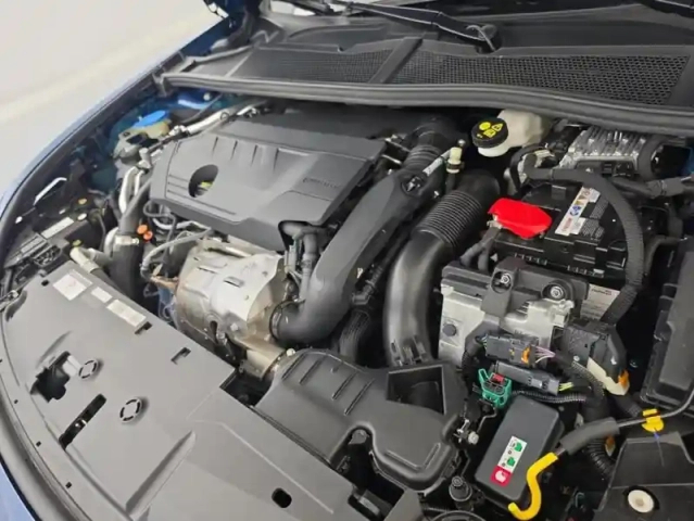 Peugeot 408 phev 225ch gt e-eat8 suréquipée + toit ouvrant — photo 11