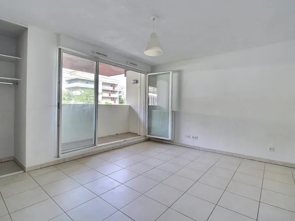 Juvignac, Les Constellations, Appartement T1 de 34m2 avec balcon et garage.