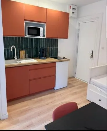 Studio meublé, à deux pas des places