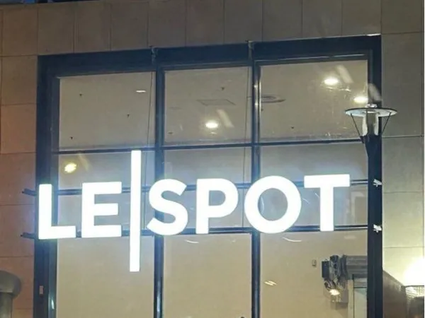 Super beau bureau centre commercial LESPOT