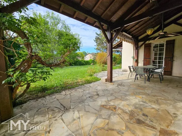 MONTCARET : Maison avec terrain et piscine