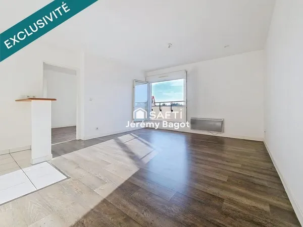 Un grand type 2 complet avec ascenseur parking et terrasse