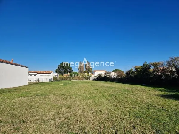 Terrain 699 m²