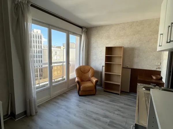 Grand studio avec balcon