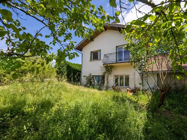 Villa sur terrain possédant 2 grands ateliers