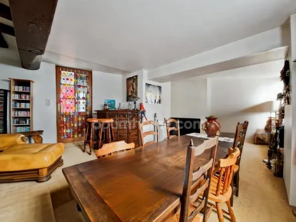 Maison de ville d'environ 100m², 6 pièces dont deux chambres, cour avec accès véhicule à LIGUEIL (37