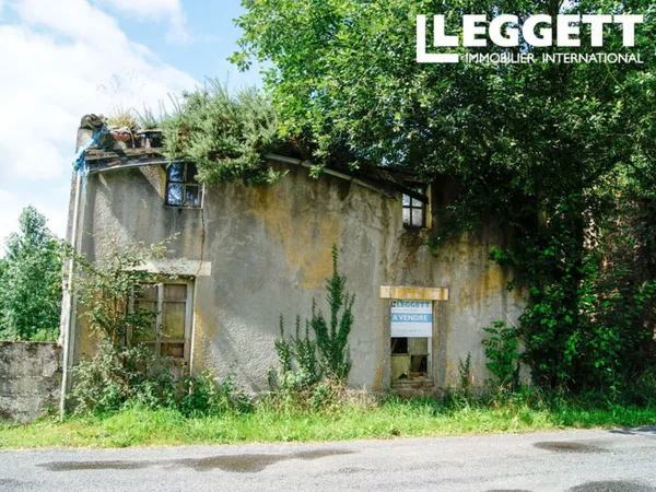 Ruine à rénover entièrement avec terrain, dans un petit hameau non loin de L'Absie. CU obtenu.