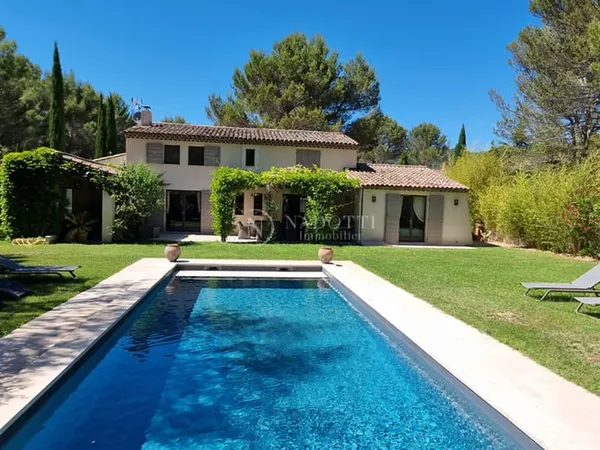 LOURMARIN ? Élégante propriété de prestige avec piscine chauffée et dépendances
