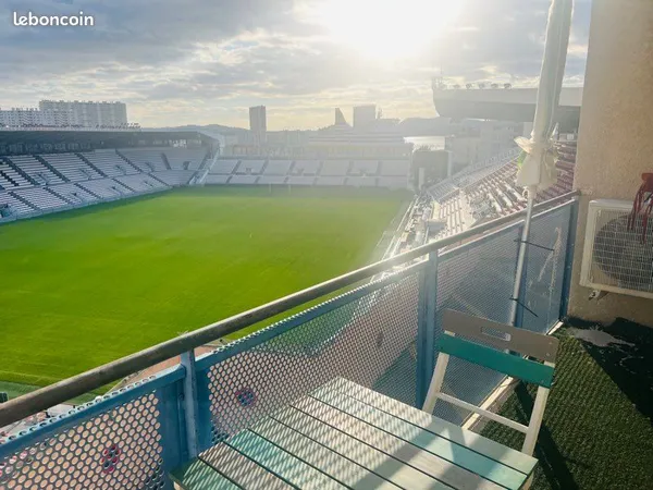 Rare t2 meuble vue stade Mayol