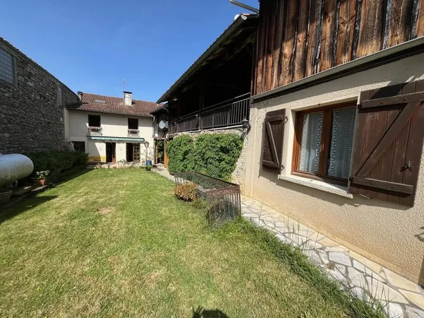 Maison de village en pierres 225m² 220 000 € à IZAUT DE L'HO