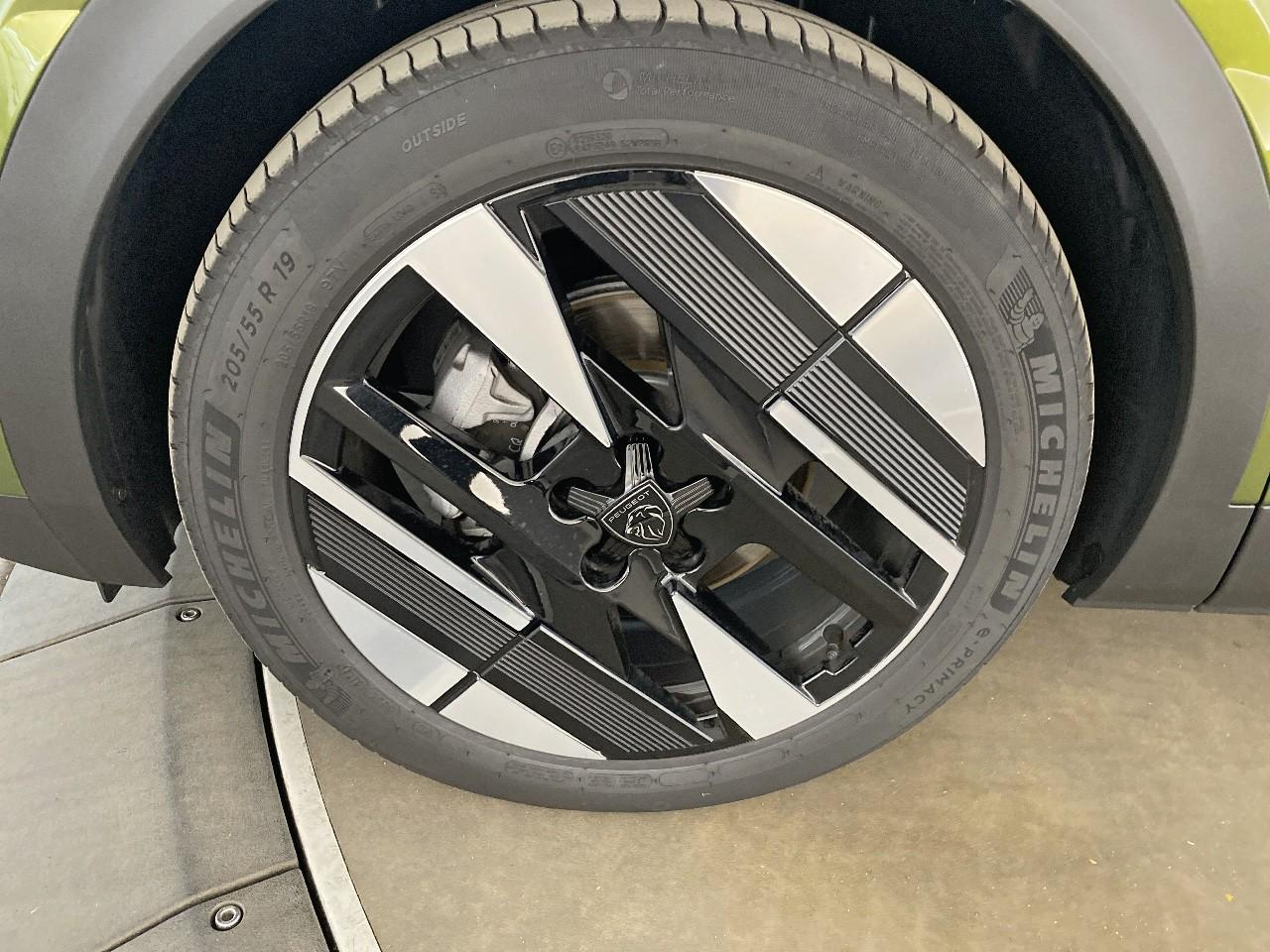 Peugeot 408 hybrid 145 e-dcs6 gt — photo 11