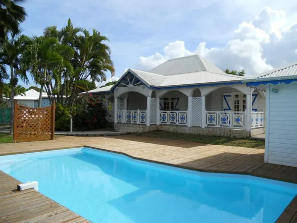 Villa spacieuse de type F6 avec piscine, située dans quartier paisible