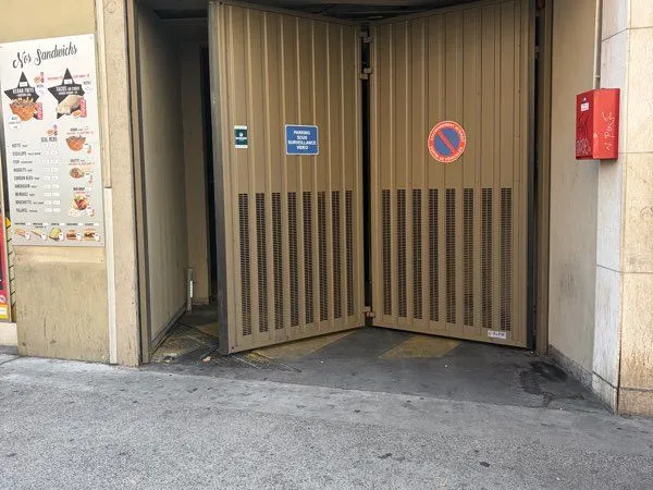Grand garage ferme