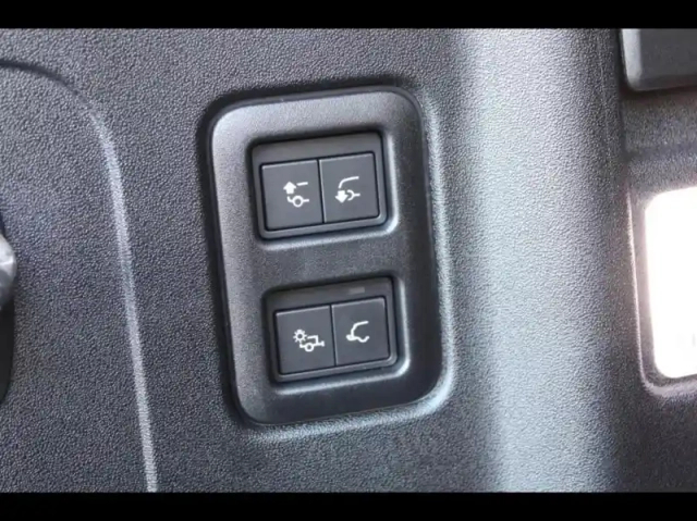 Land Rover Defender 110 2.0 p300e phev x-dynamic se — photo 26