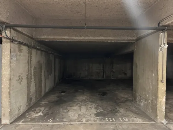 Vends parking - 40m²