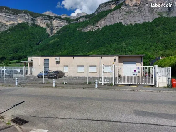 LOCAL D'ACTIVITE 600 m² LUMBIN