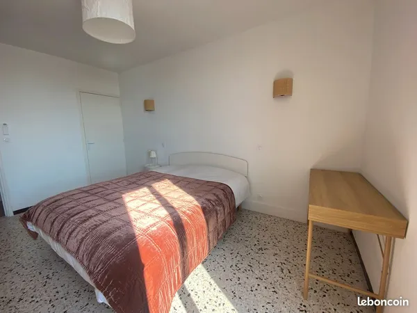 Colocation à l'année - Appartement rénové avec balcon et vue mer