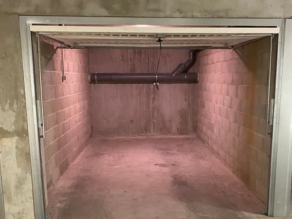 Garage fermé à louer