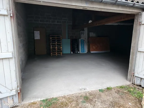 Grand garage pour voitures ou stokage artisan dans cour interieur acces facile