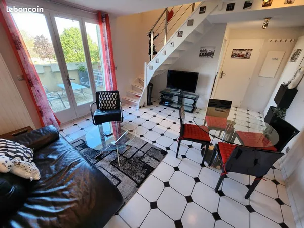 Bron (69500) - T2 meublé en duplex de 47 m² avec terrasse de 15 m² et parking privé - 910 CC