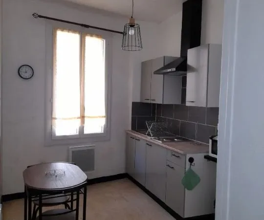 Studio meublé à l année