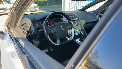 DS DS5 2.0 BlueHDi 180 EAT6 - Performance Line – 2018 – 181500 km – Diesel – Boîte Automatique — photo 12