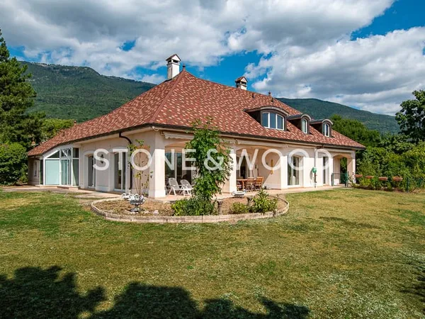 Magnifique villa avec grand jardin arboré et vue sur le Jura