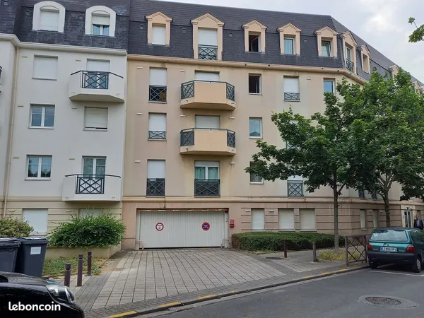 Place de parking immédiatement en face de la gare SNCF-RATP (Houilles)