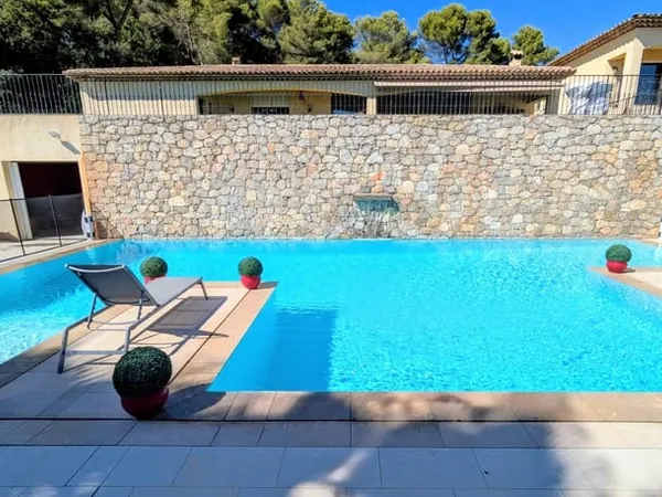 Villa 350 m² avec piscine et vue dégagée sur