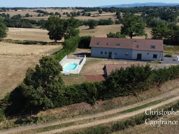 Belle longère rénovée en 2021, avec de beaux volumes, sur un terrain de 2 hectares
