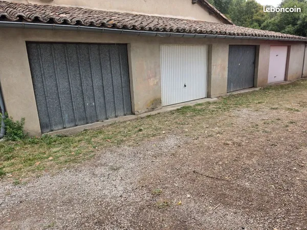 Garages fermés 18 m² au centre de Pompignan