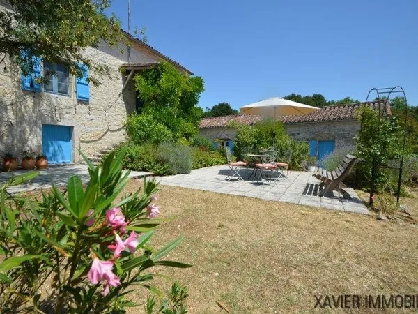 Belle maison quercinoise avec maison d'amis et piscine, située sur un terrain d'environ 2Ha en plein