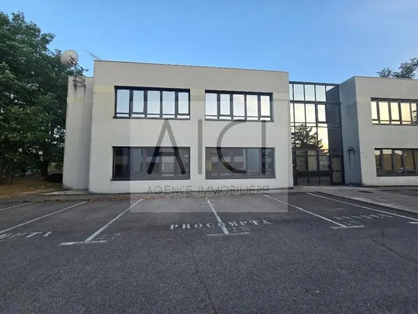 Idéalement situés à École-Valentin, à proximité immédiate de l'autoroute A36, ces bureaux de 200 m² 