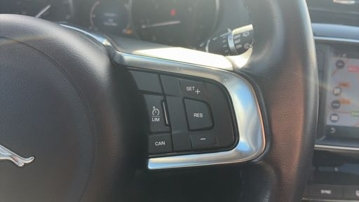 Jaguar F-Pace 2.0 D 163 2WD - Prestige – 2018 – 120482 km – Diesel – Boîte Manuelle — photo 10