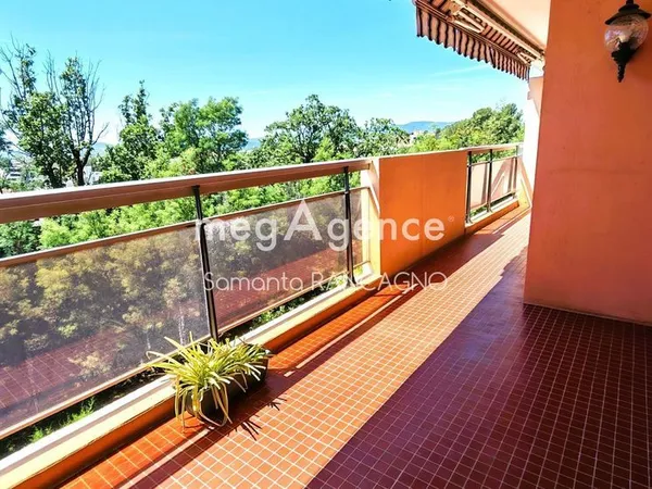 Beau T2 avec spacieuse terrasse - Stationnement - Cave