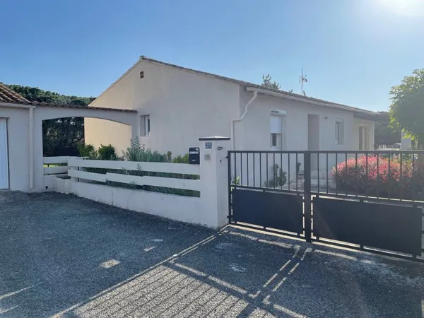Villa de plein pied avec grande terrasse et garage