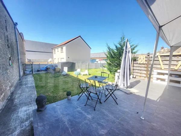 Maison rénovée, 3 chambres, jardin et stationnement