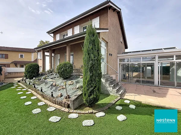 À FEURS, dans une secteur résidentiel villa des années 80 de 135,1 m2 habitables, 6 chambres sur ter