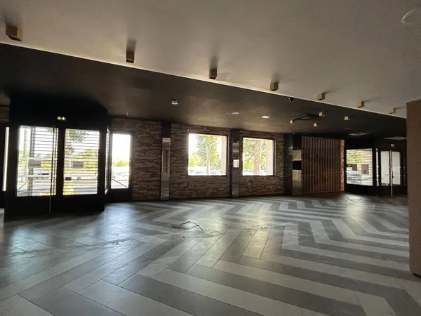 Local commercial 601 m²