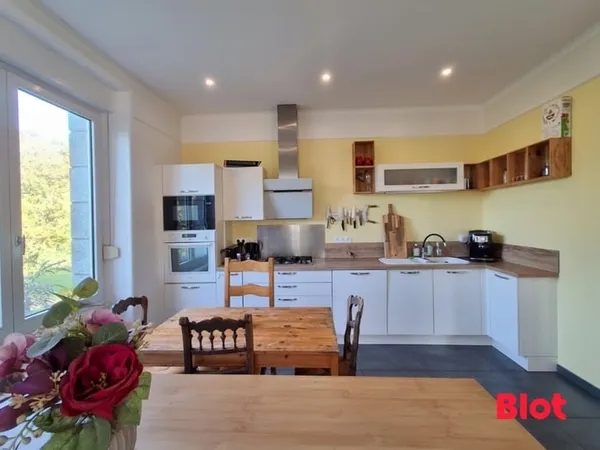 A VENDRE - MAISON T6 - VICOMTE CENTRE