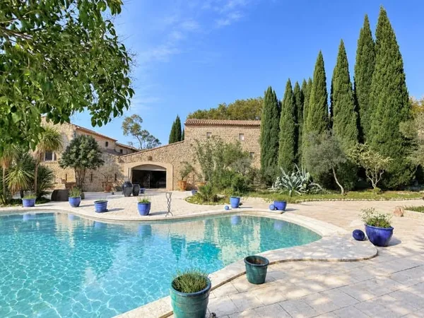 Propriété de caractère de 326 m² avec dépendances, piscine et parc