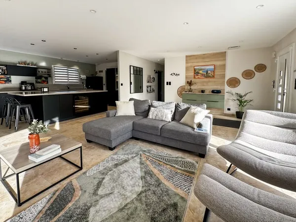 PAREMPUYRE Superbe maison avec garage attenant sur parcelle