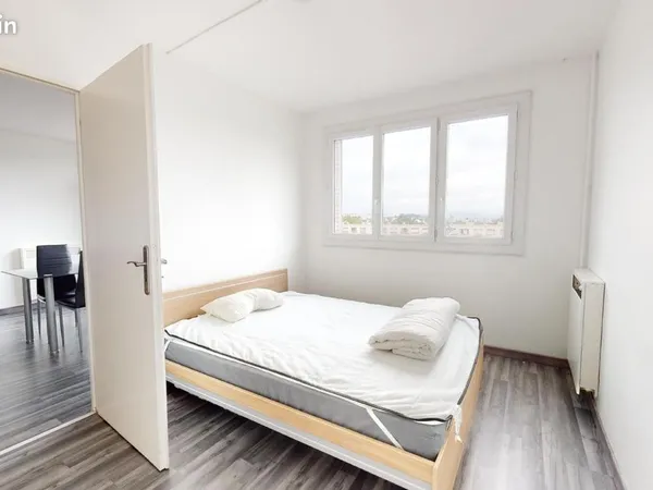 Chambre 5 pièces 70 m²